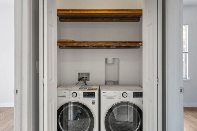 Building Photo - Updated Central Park Condo for Lease