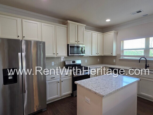 Building Photo - ABSOLUTELY BEAUTIFUL 5 BEDROOM/ 4.5 BATH HOME YOU DONT WANT TO MISS.