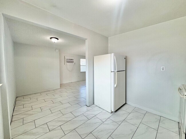 Building Photo - Off Havendale - End Unit Duplex