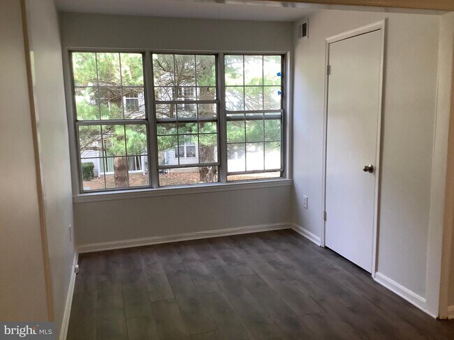 Building Photo - 12 Normandy Square Ct