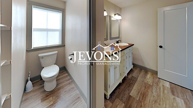 Building Photo - Spacious home with fully equipped kitchen and 2-car garage near Stewart Park