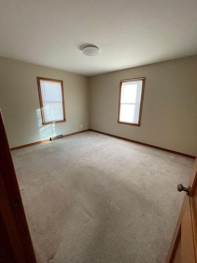 Building Photo - 2 Bedroom, 1 Bathroom House with Detached ...