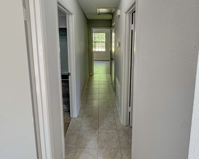 Building Photo - Comfortable 3BR/2BA Home in a Prime Location Near Forest Hills