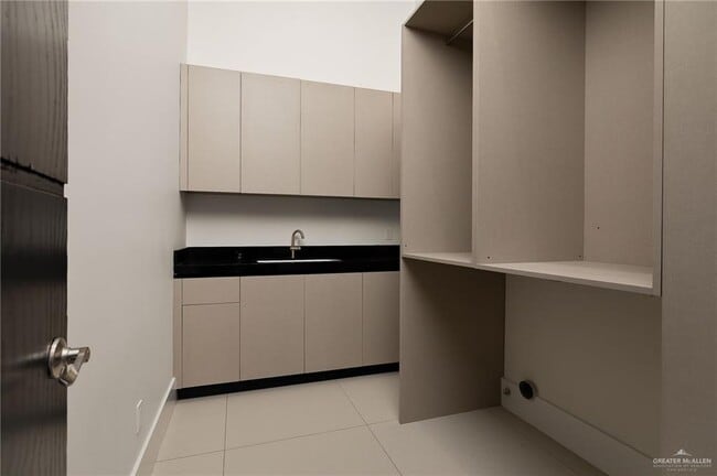 Building Photo - 45 Travis St