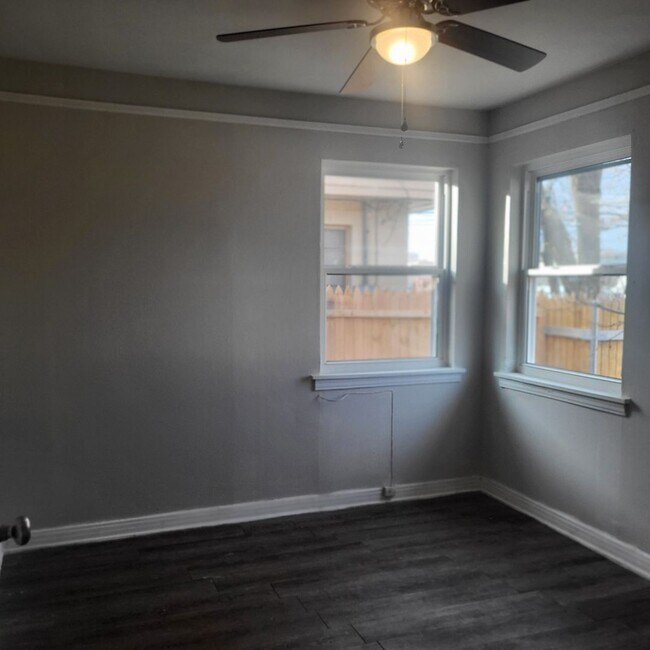 Building Photo - 2306 SW 8th Ave