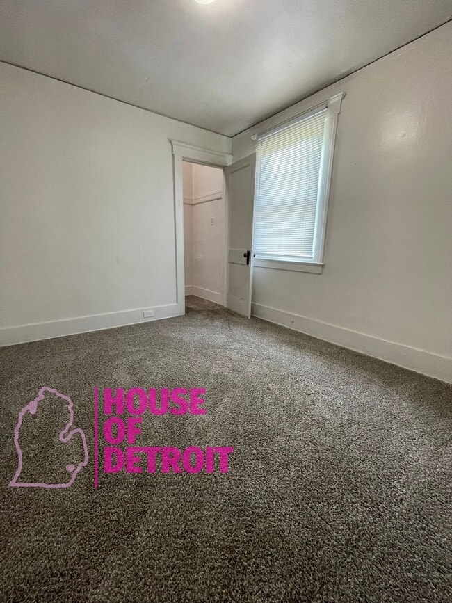 Building Photo - 3 BEDROOM 1 BATH FREE PRE-SCREEN