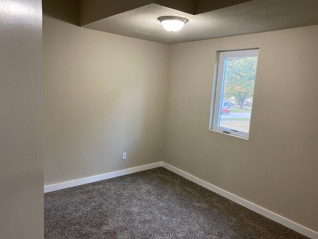 Building Photo - 4-Bedroom, 2-Bath Home Near Drake University - Fenced Backyard