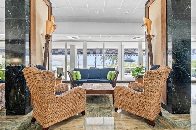 Building Photo - 500 Bayview Dr