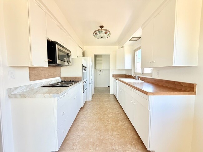 Building Photo - 4 bedroom La Mirada Home