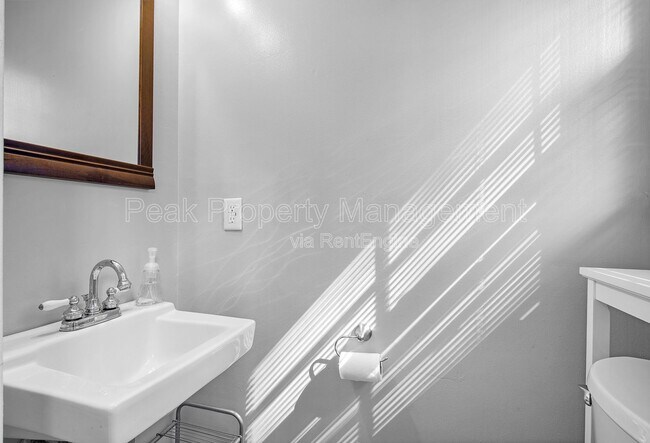 Building Photo - 2353 Shoreham Dr