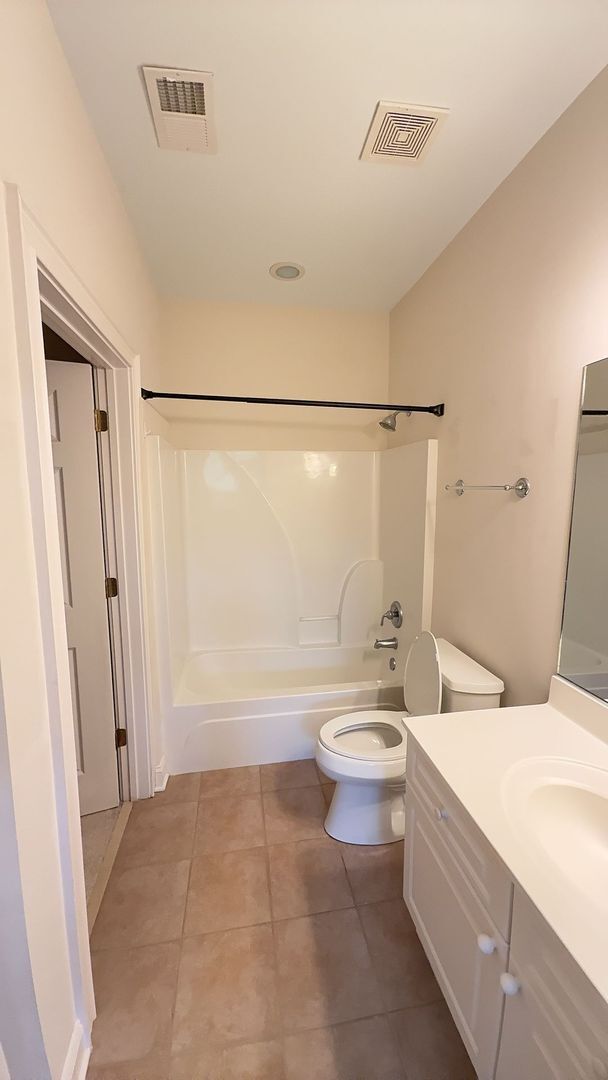 Building Photo - Second Floor Flat with 3 BR/ 3 BA and a 2 ...