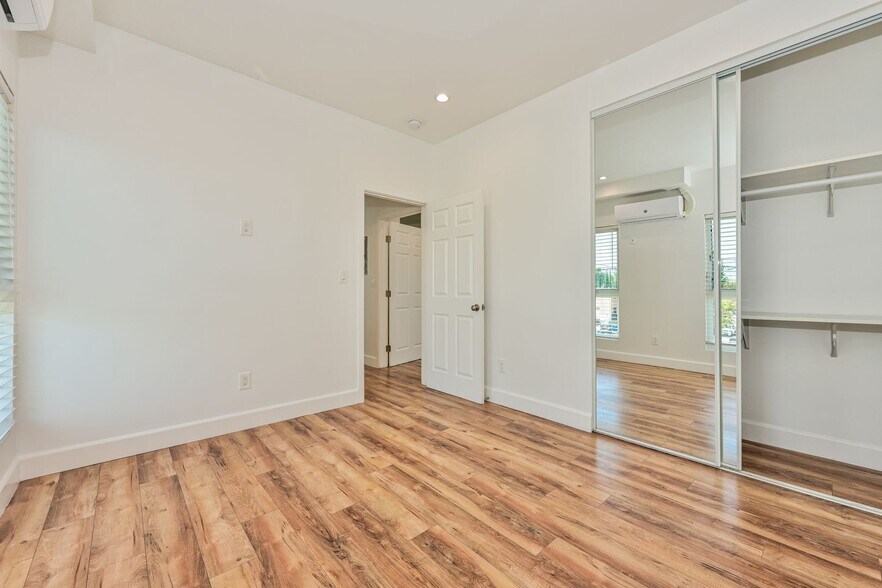Building Photo - 872-878 Serrano Place