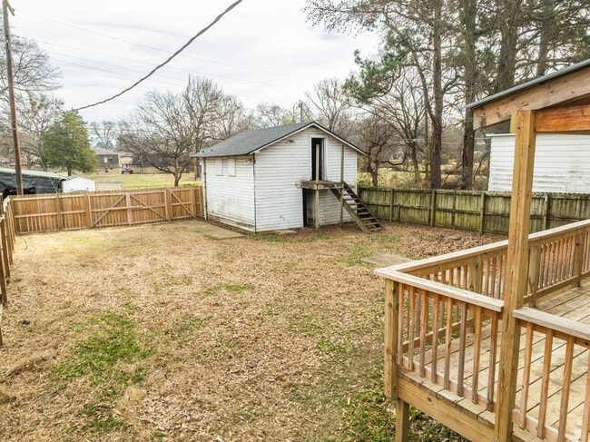 Building Photo - Freshly Updated 4 Bedroom House