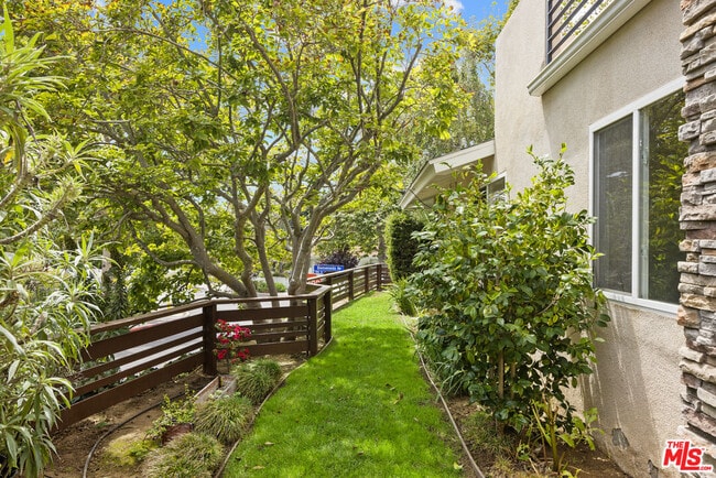 Building Photo - 907 Las Pulgas Rd