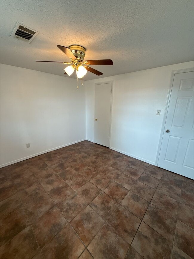 Building Photo - Hewitt - 821 (MR/RM)
