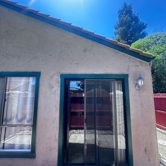 Building Photo - Must See! 2-bedroom, 2-bath single-story c...