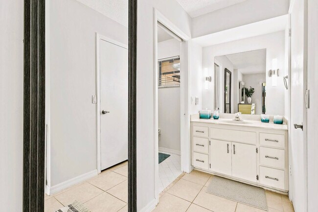 Building Photo - 9126 E Highland Pines Blvd
