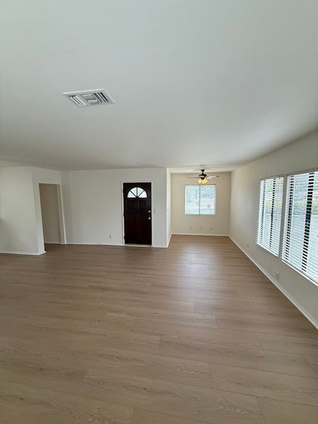 Building Photo - Beautiful 3 Bedroom, 2 Bathroom Granada Hi...