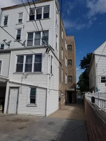 Building Photo - 2839 W Nelson St