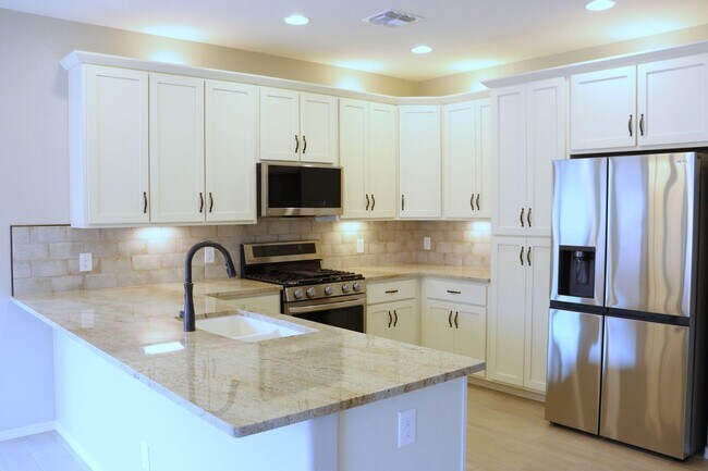 Building Photo - Brand New Home in Holiday