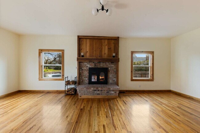 Building Photo - 3 Bedroom, 2.5 Bathroom Home with Exquisite Design