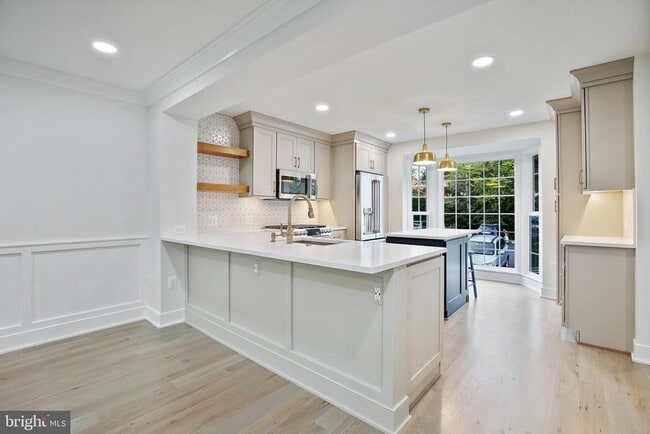 Building Photo - 165 E St NE