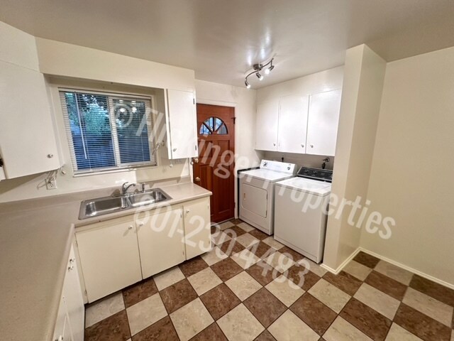 Building Photo - 858 Yale Ave S