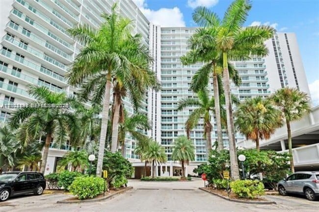 Building Photo - 100 Bayview Dr