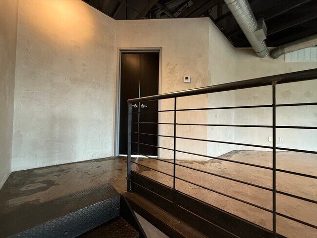 Building Photo - 825 W Daggett Ave