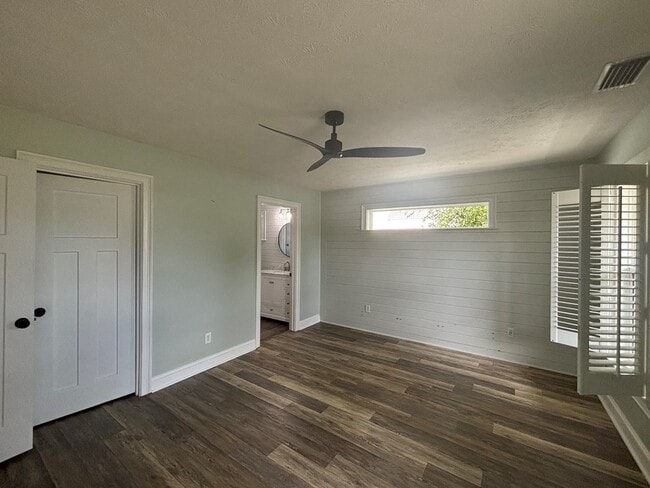 Building Photo - 802 Marvin Ave