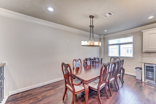 Building Photo - 1325 W 24th St