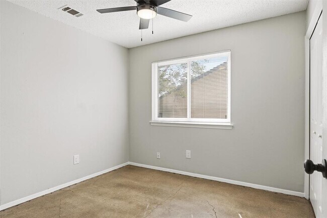 Building Photo - 113 Meteor Dr