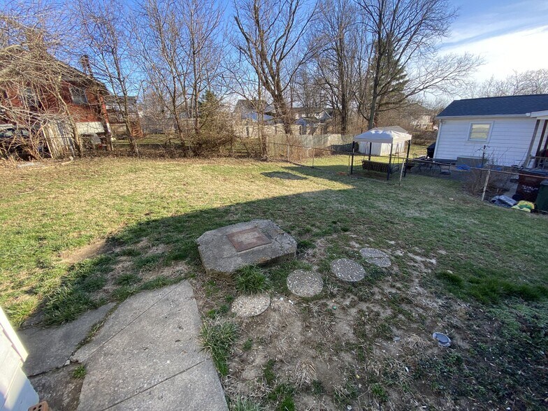 Building Photo - 705 Maple Ave