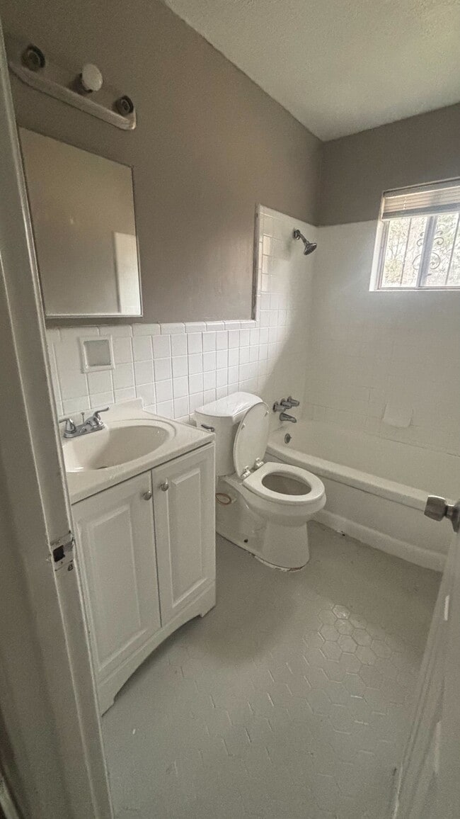 Building Photo - 147 Strafford St