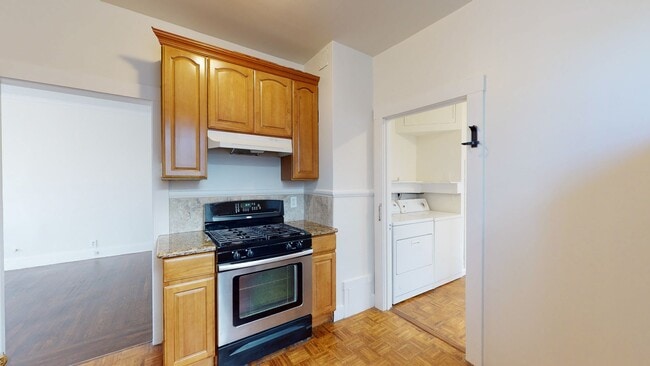 Building Photo - 1925 Charming Oakland Duplex!
