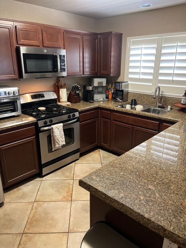 Building Photo - 615 Sky View Dr