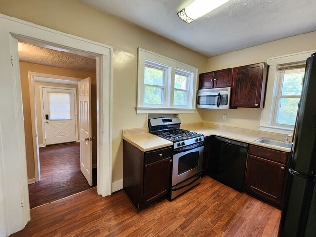 Building Photo - 3 Bedrooms, 1.5 Bath Brick Bungalow with Basement & Large Yard.  Close to UofL.