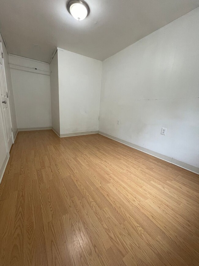 Building Photo - Private 1 Bed/1 Bath w/ heated garage. Min...