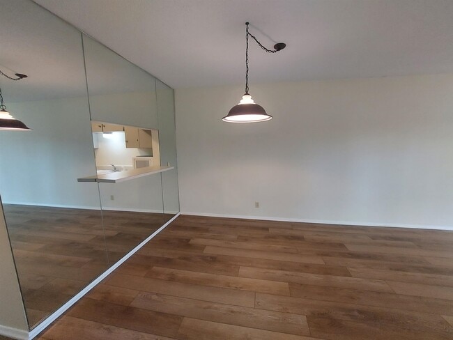 Building Photo - 1214 Hi Stirrup