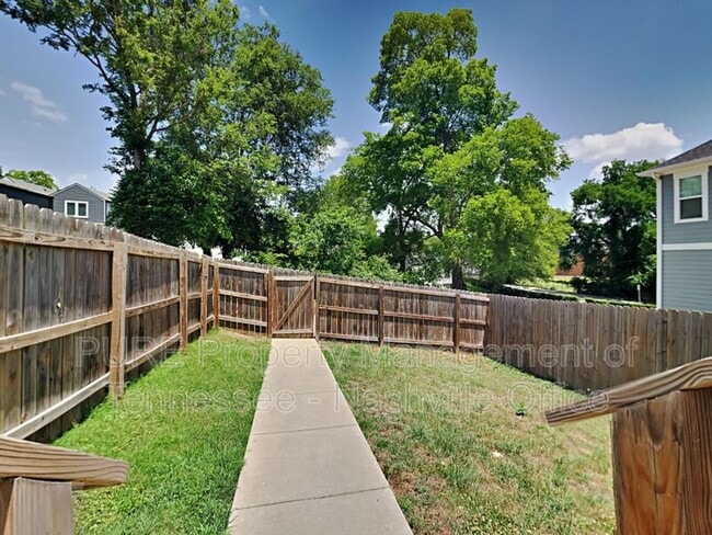 Building Photo - 1704B Simpkins St