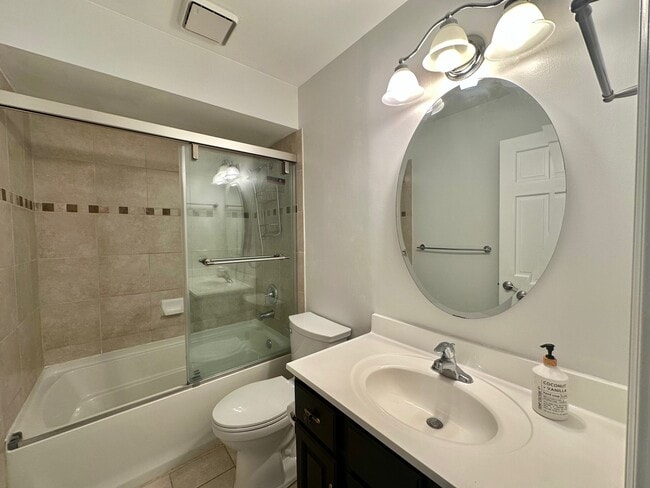 Building Photo - 1648 Dartmouth Ct