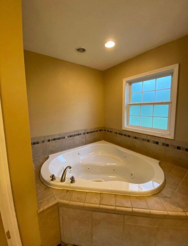 Building Photo - 2309 Cumberland Dr