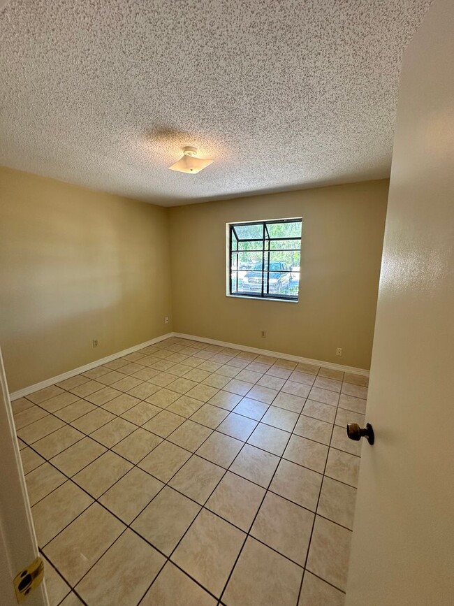 Building Photo - Nice 2/1.5 Duplex Located Across From St. ...