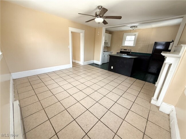 Building Photo - 153 N Sycamore St