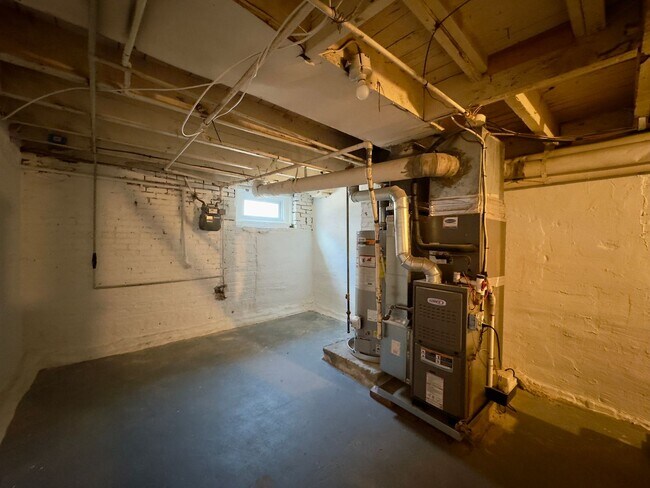 Building Photo - Charming 2 Bedroom/1 Bathroom Townhome in ...