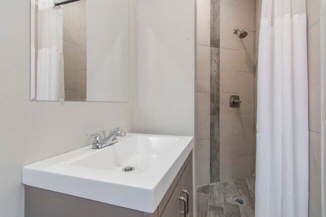 Building Photo - 917 W Duncannon Ave