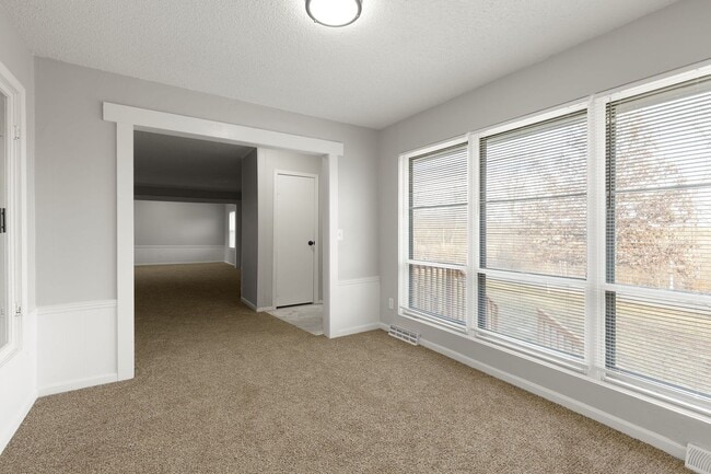 Building Photo - 3 Bed | 1.5 Bath — Comfortable Living in a Great Location