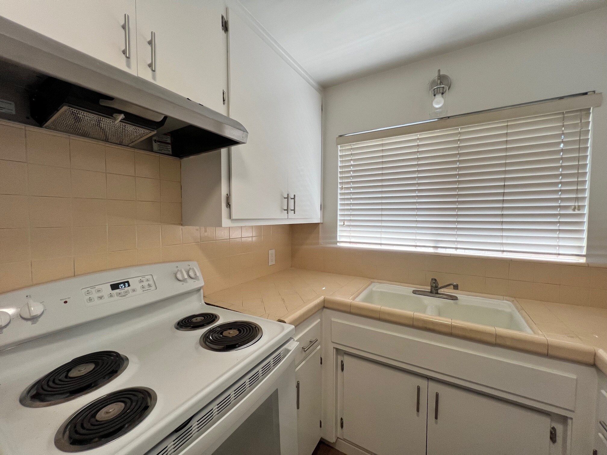 Kitchen - 2516 Drake St