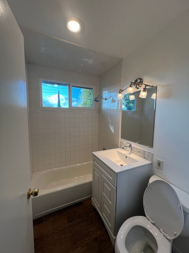 Building Photo - Centrally located single story 3 bed, 2 ba...