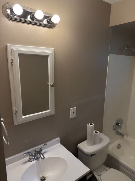 Building Photo - 2033 Bella Clare Dr